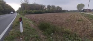 Dissuasori installati per riflettere i fari delle auto